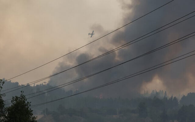 Un avion de pompier tente d'éteindre un feu de forêt près de la ville centrale israélienne de Bet Shemesh, le 30 avril 2025. (Crédit : Ahmad GHARABLI / AFP)
