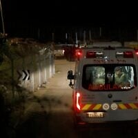 Une ambulance militaire israélienne transportant des Druzes syriens blessés vers un hôpital israélien traversant la barrière frontalière près du village druze de Majdal Shams, sur le plateau du Golan, le 30 avril 2025. (Crédit : Jalaa Marey/AFP)