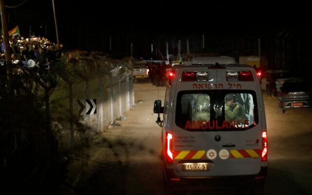 Une ambulance militaire israélienne transportant des Druzes syriens blessés vers un hôpital israélien traversant la barrière frontalière près du village druze de Majdal Shams, sur le plateau du Golan, le 30 avril 2025. (Crédit : Jalaa Marey/AFP)