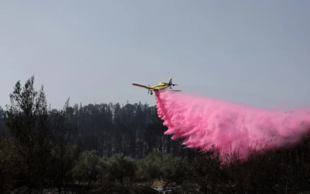 Un avion de pompiers largue du retardateur de flamme alors qu'il tente d'éteindre un feu de forêt près de Beit Shemesh, le 1er mai 2025. (Crédit : Ahmad GHARABLI / AFP) Un avion de pompiers largue du retardateur de flamme alors qu'il tente d'éteindre un feu de forêt près de Beit Shemesh, le 1er mai 2025. (Crédit : Ahmad GHARABLI / AFP)