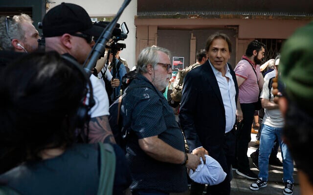 Le député Socialistes et Apparentes Jérôme Guedj (à droite) est contraint de quitter le rassemblement après un affrontement avec des manifestants lors d'un rassemblement du 1er mai (Fête du Travail), marquant la Journée internationale des travailleurs, à Paris, le 1er mai 2025. (Crédit : Ian LANGSDON / AFP)