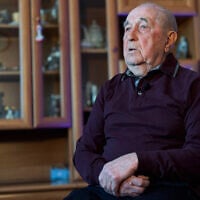 Viktor Gladyshev, un survivant de la Seconde Guerre mondiale âgé de 92 ans, s'entretient avec un journaliste de l'AFP dans son appartement de Mytishchi, dans la région de Moscou, le 20 mars 2025. (Crédit : Nikita BORISSOV / AFP)