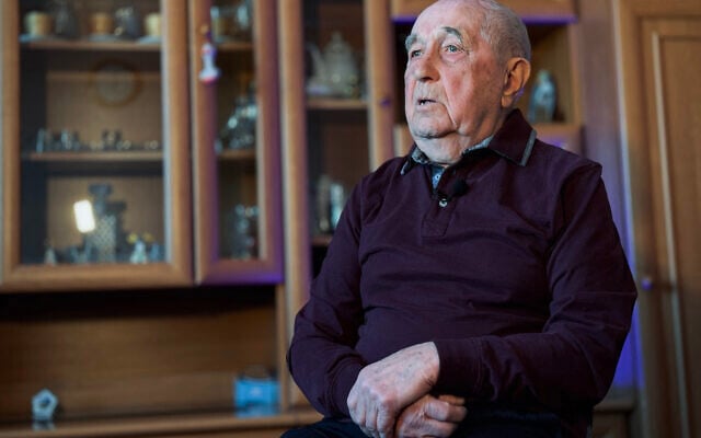 Viktor Gladyshev, un survivant de la Seconde Guerre mondiale âgé de 92 ans, s'entretient avec un journaliste de l'AFP dans son appartement de Mytishchi, dans la région de Moscou, le 20 mars 2025. (Crédit : Nikita BORISSOV / AFP) Viktor Gladyshev, un survivant de la Seconde Guerre mondiale âgé de 92 ans, s'entretient avec un journaliste de l'AFP dans son appartement de Mytishchi, dans la région de Moscou, le 20 mars 2025. (Crédit : Nikita BORISSOV / AFP)