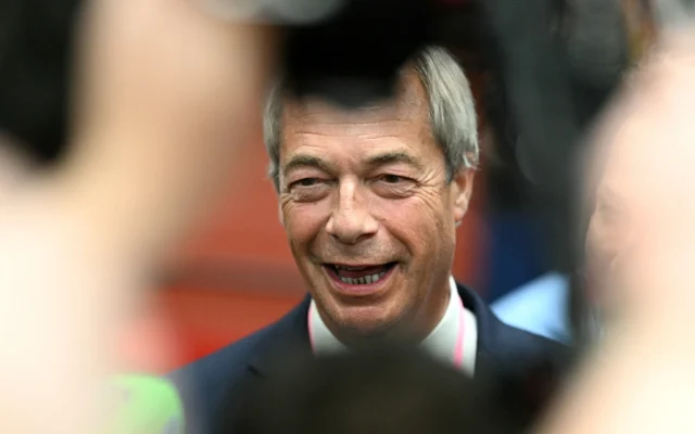 Nigel Farage, leader du parti Reform UK, s'adresse à la presse lors de l'élection partielle de Runcorn, le 2 mai 2025. (Crédit : Oli Scarff / AFP)