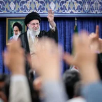 Le guide suprême iranien, l'ayatollah Ali Khamenei, s'adresse aux membres de la commission du pèlerinage du Hajj à Téhéran, le 4 mai 2025. (Crédit : KHAMENEI.IR / AFP)