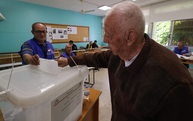 Des électeurs libanais participent au premier tour des élections municipales, dans un bureau de vote du quartier de Ghobeiry, dans la banlieue sud de Beyrouth, le 4 mai 2025. (Crédit : ANWAR AMRO / AFP) Des électeurs libanais participent au premier tour des élections municipales, dans un bureau de vote du quartier de Ghobeiry, dans la banlieue sud de Beyrouth, le 4 mai 2025. (Crédit : ANWAR AMRO / AFP)