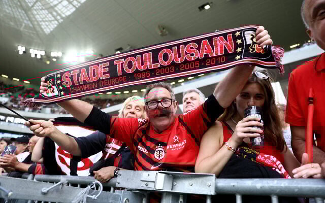 Les supporters de Toulouse encouragent leur équipe avant le match de demi-finale de la Coupe d'Europe des champions de rugby à XV entre l'Union Bordeaux-Bègles et le Stade Toulousain, à Bordeaux le 4 mai 2025. (Crédit :  ROMAIN PERROCHEAU / AFP)