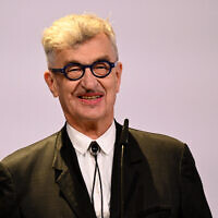 Le cinéaste allemand Wim Wenders prononce un discours élogieux lors de la cérémonie de remise du prix d'État de Rhénanie-du-Nord-Westphalie au chanteur allemand Andreas Frege alias Campino et à son groupe « Die Toten Hosen », le 30 octobre 2024 à Duesseldorf, dans l'ouest de l'Allemagne. Quatre-vingts ans après la fin de la Seconde Guerre mondiale, le cinéaste allemand Wim Wenders revient avec « Les clés de la liberté », un court-métrage sur la première signature de la capitulation allemande le 7 mai 1945 dans une école de Reims. (Crédit : INA FASSBENDER / POOL / AFP)