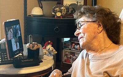 Renée Guette, 98 ans, survivante des camps de concentration, a retrouvé en visioconférence son amie Andrée Dupont, 97 ans, qu’elle n’avait pas revue depuis leur libération il y a 80 ans. Les deux femmes, anciennes résistantes françaises, ont eu des retrouvailles émouvantes le 22 avril 2025, entre le Texas et la France. (Crédit : Gianrigo MARLETTA / AFP)