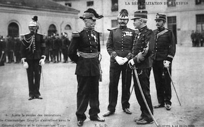 Le capitaine Alfred Dreyfus (2e à droite) s'entretenant avec le général Gillain (au centre) après avoir reçu la Légion d'honneur lors d'une cérémonie marquant la réhabilitation de Dreyfus, à l'École militaire de Paris, le 21 juillet 1906. L'ancien Premier ministre français Gabriel Attal a annoncé le 6 mai 2025 avoir soumis à l'Assemblée nationale, la chambre basse du Parlement français, une proposition visant à promouvoir à titre posthume le capitaine Alfred Dreyfus au grade de « général de brigade », une semaine après qu'une proposition similaire a été soumise par leparti socialiste du Sénat. (Crédit : AFP)
