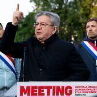 Jean-Luc Mélenchon, fondateur de La France Insoumise (LFI), s'adresse aux participants d'une manifestation place Stalingrad à Paris, le 6 mai 2025, pour protester contre la décision du ministre de l'Intérieur de dissoudre le groupe « Jeune Garde » et le collectif « Urgence Palestine ». (Photo : LEO VIGNAL / AFP)
