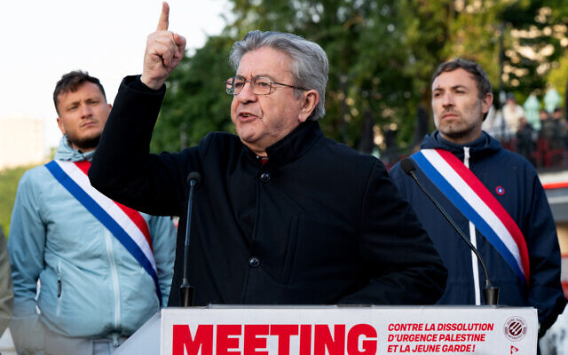 Jean-Luc Mélenchon, fondateur de La France Insoumise (LFI), s'adresse aux participants d'une manifestation place Stalingrad à Paris, le 6 mai 2025, pour protester contre la décision du ministre de l'Intérieur de dissoudre le groupe « Jeune Garde » et le collectif « Urgence Palestine ». (Photo : LEO VIGNAL / AFP) Jean-Luc Mélenchon, fondateur de La France Insoumise (LFI), s'adresse aux participants d'une manifestation place Stalingrad à Paris, le 6 mai 2025, pour protester contre la décision du ministre de l'Intérieur de dissoudre le groupe « Jeune Garde » et le collectif « Urgence Palestine ». (Photo : LEO VIGNAL / AFP)