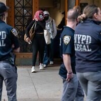 Des manifestants anti-Israël quittant la bibliothèque Butler de l'Université Columbia de New York après l'avoir occupée le 7 mai 2025. (Crédit : Spencer Platt/Getty Images/AFP)