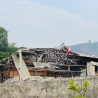 Les décombres d'une mosquée après des frappes indiennes à Muzaffarabad, la capitale du Cachemire sous administration pakistanaise, le 7 mai 2025. (Crédit : Sajjad QAYYUM / AFP)