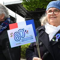 Des spectateurs assistent à la commémoration du 80e anniversaire de la fin de la Seconde Guerre mondiale en Europe, à Reims, dans le nord-est de la France, où l'Allemagne nazie a signé sa capitulation initiale de 1945, le 7 mai 2025. L'Allemagne nazie a signé sa capitulation initiale de 1945 le 7 mai 1945 à 2h41 à Reims. (Crédit : FRANCOIS NASCIMBENI / AFP)