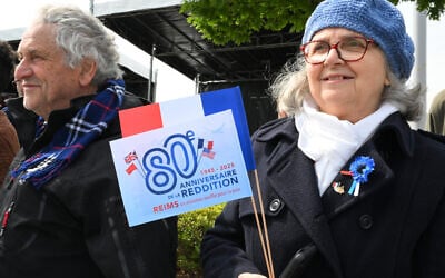 Des spectateurs assistent à la commémoration du 80e anniversaire de la fin de la Seconde Guerre mondiale en Europe, à Reims, dans le nord-est de la France, où l'Allemagne nazie a signé sa capitulation initiale de 1945, le 7 mai 2025. L'Allemagne nazie a signé sa capitulation initiale de 1945 le 7 mai 1945 à 2h41 à Reims. (Crédit : FRANCOIS NASCIMBENI / AFP)