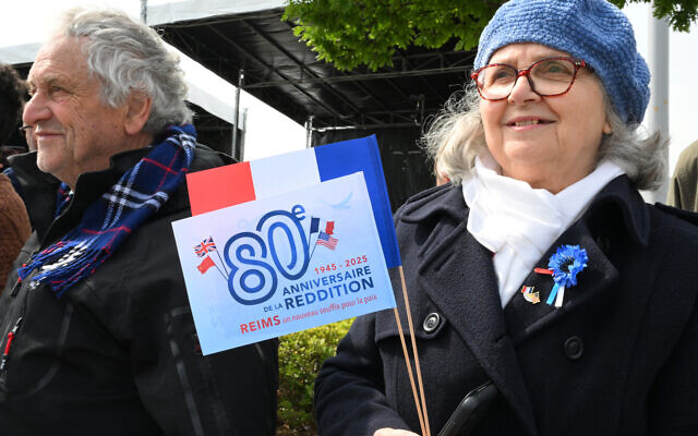 Des spectateurs assistent à la commémoration du 80e anniversaire de la fin de la Seconde Guerre mondiale en Europe, à Reims, dans le nord-est de la France, où l'Allemagne nazie a signé sa capitulation initiale de 1945, le 7 mai 2025. L'Allemagne nazie a signé sa capitulation initiale de 1945 le 7 mai 1945 à 2h41 à Reims. (Crédit : FRANCOIS NASCIMBENI / AFP) Des spectateurs assistent à la commémoration du 80e anniversaire de la fin de la Seconde Guerre mondiale en Europe, à Reims, dans le nord-est de la France, où l'Allemagne nazie a signé sa capitulation initiale de 1945, le 7 mai 2025. L'Allemagne nazie a signé sa capitulation initiale de 1945 le 7 mai 1945 à 2h41 à Reims. (Crédit : FRANCOIS NASCIMBENI / AFP)