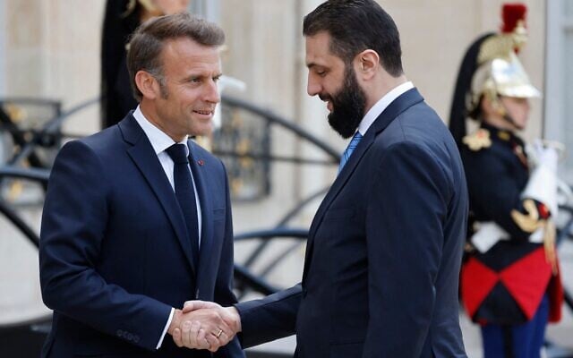 Le président français Emmanuel Macron (à gauche) salue le président intérimaire syrien Ahmed al-Sharaa à son arrivée pour leur rencontre au palais présidentiel de l'Élysée à Paris, le 7 mai 2025. (Crédit : Ludovic MARIN / AFP) Le président français Emmanuel Macron (à gauche) salue le président intérimaire syrien Ahmed al-Sharaa à son arrivée pour leur rencontre au palais présidentiel de l'Élysée à Paris, le 7 mai 2025. (Crédit : Ludovic MARIN / AFP)