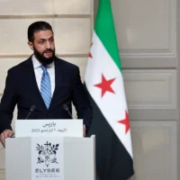 Le président syrien Ahmed al-Sharaa s'exprime lors d'une conférence de presse conjointe au palais de l'Élysée à Paris, le 7 mai 2025. (Crédit : Stephanie Lecocq / AFP)