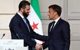 Le président français Emmanuel Macron (à droite) serrant la main du président syrien de facto Ahmed al-Sharaa après une conférence de presse conjointe à l'issue d'une réunion à l'Élysée, à Paris, le 7 mai 2025. (Crédit : Stephanie Lecocq/POOL/AFP)