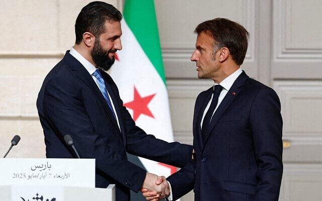 Le président français Emmanuel Macron (à droite) serrant la main du président syrien de facto Ahmed al-Sharaa après une conférence de presse conjointe à l'issue d'une réunion à l'Élysée, à Paris, le 7 mai 2025. (Crédit : Stephanie Lecocq/POOL/AFP) Le président français Emmanuel Macron (à droite) serrant la main du président syrien de facto Ahmed al-Sharaa après une conférence de presse conjointe à l'issue d'une réunion à l'Élysée, à Paris, le 7 mai 2025. (Crédit : Stephanie Lecocq/POOL/AFP)