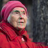 Fanny Braun, survivante de la Seconde Guerre mondiale âgée de 97 ans, pose lors d'une interview accordée à l'AFP dans sa datcha de Mytishchi, dans la région de Moscou, le 21 mars 2025. (Crédit : Nikita BORISSOV / AFP)