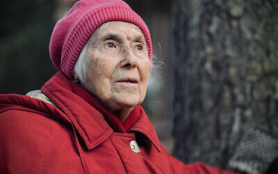 Fanny Braun, survivante de la Seconde Guerre mondiale âgée de 97 ans, pose lors d'une interview accordée à l'AFP dans sa datcha de Mytishchi, dans la région de Moscou, le 21 mars 2025. (Crédit : Nikita BORISSOV / AFP)