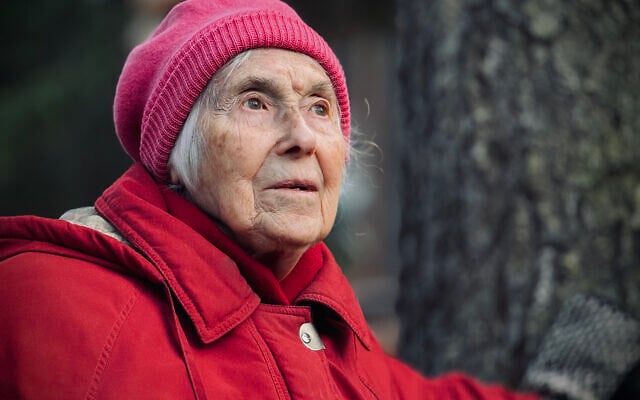Fanny Braun, survivante de la Seconde Guerre mondiale âgée de 97 ans, pose lors d'une interview accordée à l'AFP dans sa datcha de Mytishchi, dans la région de Moscou, le 21 mars 2025. (Crédit : Nikita BORISSOV / AFP) Fanny Braun, survivante de la Seconde Guerre mondiale âgée de 97 ans, pose lors d'une interview accordée à l'AFP dans sa datcha de Mytishchi, dans la région de Moscou, le 21 mars 2025. (Crédit : Nikita BORISSOV / AFP)