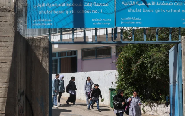 Des écolières palestiniennes quittent une école de l'UNRWA dans le camp de réfugiés de Shoafat à Jérusalem-Est, le 8 mai 2025, alors que les forces de sécurité israéliennes s'apprêtent à fermer l'école (Crédit : Ahmad GHARABLI / AFP) Des écolières palestiniennes quittent une école de l'UNRWA dans le camp de réfugiés de Shoafat à Jérusalem-Est, le 8 mai 2025, alors que les forces de sécurité israéliennes s'apprêtent à fermer l'école (Crédit : Ahmad GHARABLI / AFP)