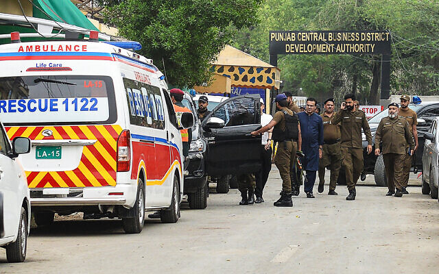 Des agents de sécurité ont bouclé une rue près d'un site après qu'un drone présumé a été abattu à Lahore le 8 mai 2025. (Crédit : Murtaz Ali / AFP)