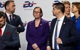 La ministre suédoise des Affaires étrangères Maria Malmer Stenergard (au centre) et d'autres personnalités se préparent à poser pour une photo de famille avec les ministres des Affaires étrangères de l'UE lors de leur réunion informelle, au format Gymnich, à Varsovie, en Pologne, le 8 mai 2025. (Crédit : Wojtek Radwanski/AFP)
