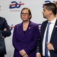 La ministre suédoise des Affaires étrangères Maria Malmer Stenergard (au centre) et d'autres personnalités se préparent à poser pour une photo de famille avec les ministres des Affaires étrangères de l'UE lors de leur réunion informelle, au format Gymnich, à Varsovie, en Pologne, le 8 mai 2025. (Crédit : Wojtek Radwanski/AFP)