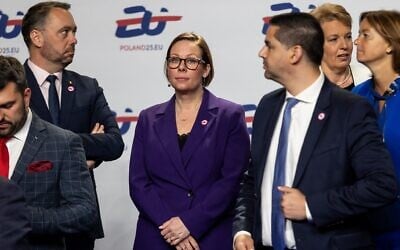 La ministre suédoise des Affaires étrangères Maria Malmer Stenergard (au centre) et d'autres personnalités se préparent à poser pour une photo de famille avec les ministres des Affaires étrangères de l'UE lors de leur réunion informelle, au format Gymnich, à Varsovie, en Pologne, le 8 mai 2025. (Crédit : Wojtek Radwanski/AFP)