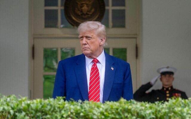 Le président américain Donald Trump répondant aux questions devant l'aile ouest de la Maison Blanche, à Washington, le 8 mai 2025. (Crédit : Jim Watson/AFP) Le président américain Donald Trump répondant aux questions devant l'aile ouest de la Maison Blanche, à Washington, le 8 mai 2025. (Crédit : Jim Watson/AFP)