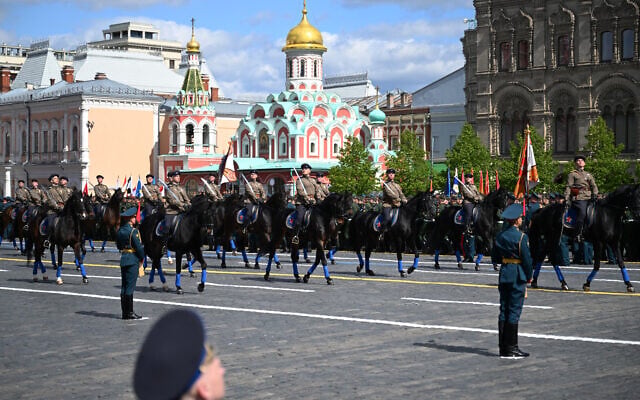 Des passionnés d'histoire militaire portant des uniformes de l'époque soviétique montent à cheval sur la Place Rouge lors de la parade militaire du Jour de la Victoire, dans le centre de Moscou, le 9 mai 2025. (Crédit : Kirill KUDRYAVTSEV / AFP) Des passionnés d'histoire militaire portant des uniformes de l'époque soviétique montent à cheval sur la Place Rouge lors de la parade militaire du Jour de la Victoire, dans le centre de Moscou, le 9 mai 2025. (Crédit : Kirill KUDRYAVTSEV / AFP)