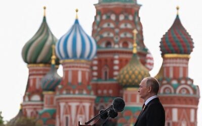 Le président russe Vladimir Poutine prononce un discours lors du défilé militaire du Jour de la Victoire sur la Place Rouge, dans le centre de Moscou, le 9 mai 2025. (Crédit : Vyacheslav PROKOFYEV / POOL / AFP)