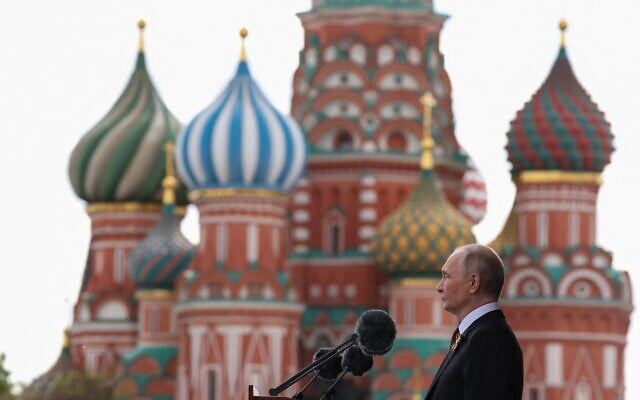Le président russe Vladimir Poutine prononce un discours lors du défilé militaire du Jour de la Victoire sur la Place Rouge, dans le centre de Moscou, le 9 mai 2025. (Crédit : Vyacheslav PROKOFYEV / POOL / AFP)