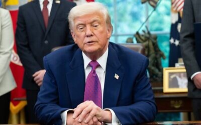Le président américain Donald Trump s'exprimant alors qu'il signe une loi, dans le Bureau ovale de la Maison Blanche, à Washington, le 9 mai 2025. (Crédit : Saul Loeb/AFP)