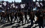 Des membres du groupe d'extrême droite « Comité du 9 Mai » (C9M) participent à une manifestation pour commémorer le 30e anniversaire de la mort de Sébastien Deyzieu du groupe ultranationaliste « Œuvre française », lors d'un rassemblement à Port-Royal, à Paris, le 10 mai 2025. Sébastien Deyzieu est mort après avoir fait une chute alors qu'il était poursuivi par la police à la suite d'une manifestation d'extrême droite à Paris en 1994. (Crédit : GEOFFROY VAN DER HASSELT / AFP)