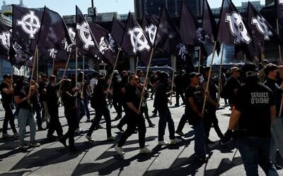 Des membres du groupe d'extrême droite « Comité du 9 Mai » (C9M) participent à une manifestation pour commémorer le 30e anniversaire de la mort de Sébastien Deyzieu du groupe ultranationaliste « Œuvre française », lors d'un rassemblement à Port-Royal, à Paris, le 10 mai 2025. Sébastien Deyzieu est mort après avoir fait une chute alors qu'il était poursuivi par la police à la suite d'une manifestation d'extrême droite à Paris en 1994. (Crédit : GEOFFROY VAN DER HASSELT / AFP)