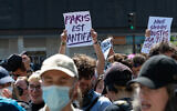 Des militants antifascistes organisent une contre-manifestation non autorisée contre un rassemblement du groupe d'extrême droite « Comité du 9 Mai » (C9M) dans le quartier de Montparnasse à Paris, le 10 mai 2025. Le Comité du 9 mai (extrême-droite) a commémoré le 30e anniversaire de la mort de Sébastien Deyzieu, du groupe ultranationaliste « Oeuvre française », lors d'un rassemblement à Port-Royal, à Paris, le 10 mai 2025. (Crédit : LEO VIGNAL / AFP)