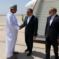 Le ministre iranien des affaires étrangères, Abbas Araghchi (C), accueilli à son arrivée à Mascate. L'Iran et les États-Unis ont donné le coup d'envoi de leur quatrième cycle de négociations nucléaires à Mascate, ont rapporté les médias iraniens le 11 mai 2025. (Crédit : ministère iranien des Affaires étrangères / AFP)