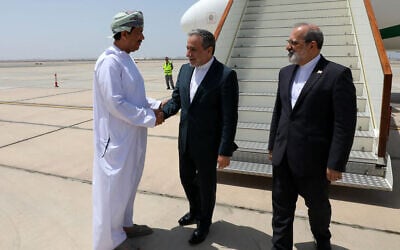 Le ministre iranien des affaires étrangères, Abbas Araghchi (C), accueilli à son arrivée à Mascate. L'Iran et les États-Unis ont donné le coup d'envoi de leur quatrième cycle de négociations nucléaires à Mascate, ont rapporté les médias iraniens le 11 mai 2025. (Crédit : ministère iranien des Affaires étrangères / AFP)