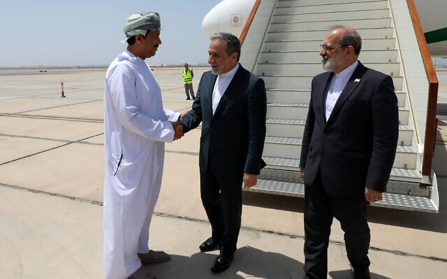 Le ministre iranien des affaires étrangères, Abbas Araghchi (C), accueilli à son arrivée à Mascate. L'Iran et les États-Unis ont donné le coup d'envoi de leur quatrième cycle de négociations nucléaires à Mascate, ont rapporté les médias iraniens le 11 mai 2025. (Crédit : ministère iranien des Affaires étrangères / AFP)
