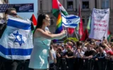 La chanteuse israélienne Yuval Raphael représentant Israël sur le tapis turquoise à côté de l'hôtel de ville de Bâle lors de la cérémonie d'ouverture du Concours Eurovision de la chanson 2025 à Bâle, Suisse, le 11 mai 2025. (Crédit : Fabrice COFFRINI / AFP)
