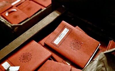Documentation nazie trouvée dans des boîtes stockées au sous-sol du Palais de Justice, à Buenos Aires, Argentine, le 11 mai 2025. (Crédit : Cour suprême d'Argentine / AFP)