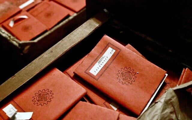 Documentation nazie trouvée dans des boîtes stockées au sous-sol du Palais de Justice, à Buenos Aires, Argentine, le 11 mai 2025. (Crédit : Cour suprême d'Argentine / AFP)
