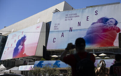 Une bannière annonçant le festival du film, près de palmiers, à la veille de la 78e édition du Festival de Cannes à Cannes, dans le sud de la France, le 12 mai 2025. (Crédit : SAMEER AL-DOUMY / AFP) Une bannière annonçant le festival du film, près de palmiers, à la veille de la 78e édition du Festival de Cannes à Cannes, dans le sud de la France, le 12 mai 2025. (Crédit : SAMEER AL-DOUMY / AFP)