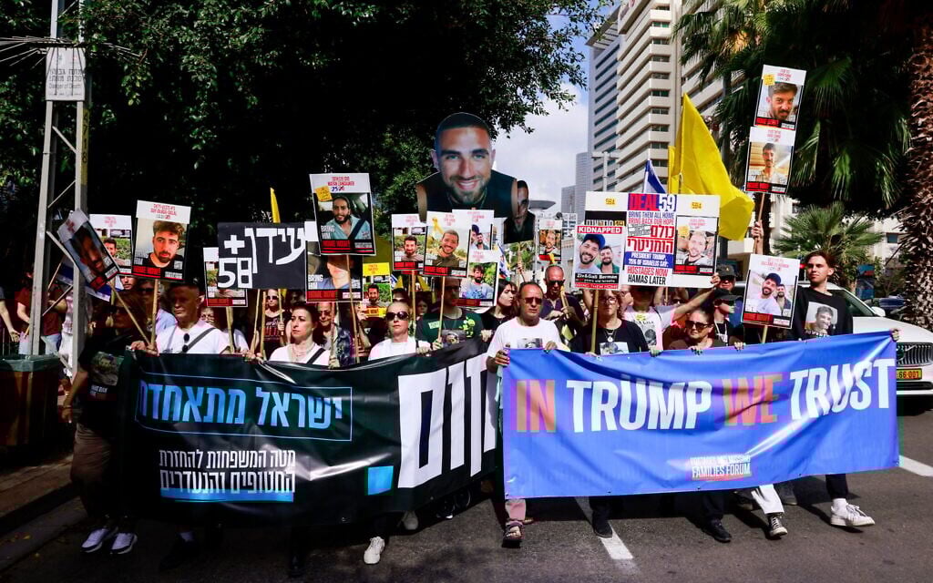 Des manifestants réclamant un accord sur les otages défilant à Tel Aviv avant de se rendre à l'ambassade américaine, le 12 mai 2025. (Crédit : Menahem Kahana/AFP)