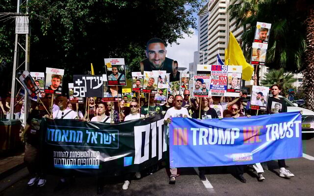 Des manifestants réclamant un accord sur les otages défilant à Tel Aviv avant de se rendre à l'ambassade américaine, le 12 mai 2025. (Crédit : Menahem Kahana/AFP)